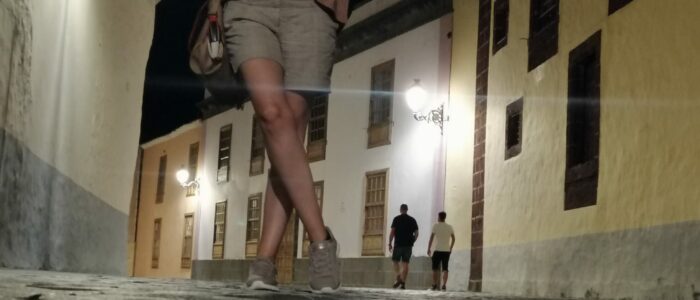 Die Spanischlehrerin steht abends in der Altstadt von La Laguna
